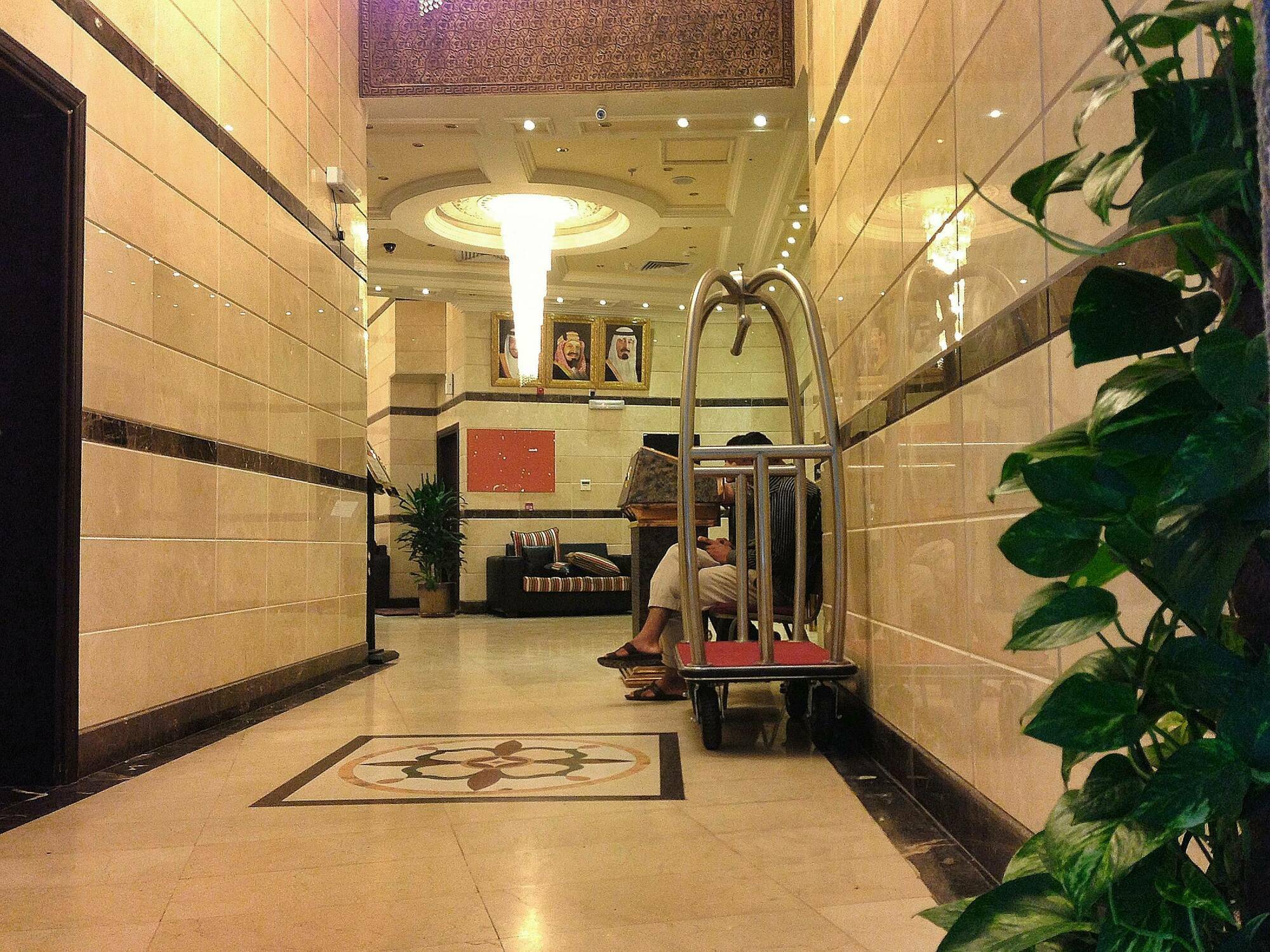 Qasr Al Azizia Hotel Мека Екстериор снимка